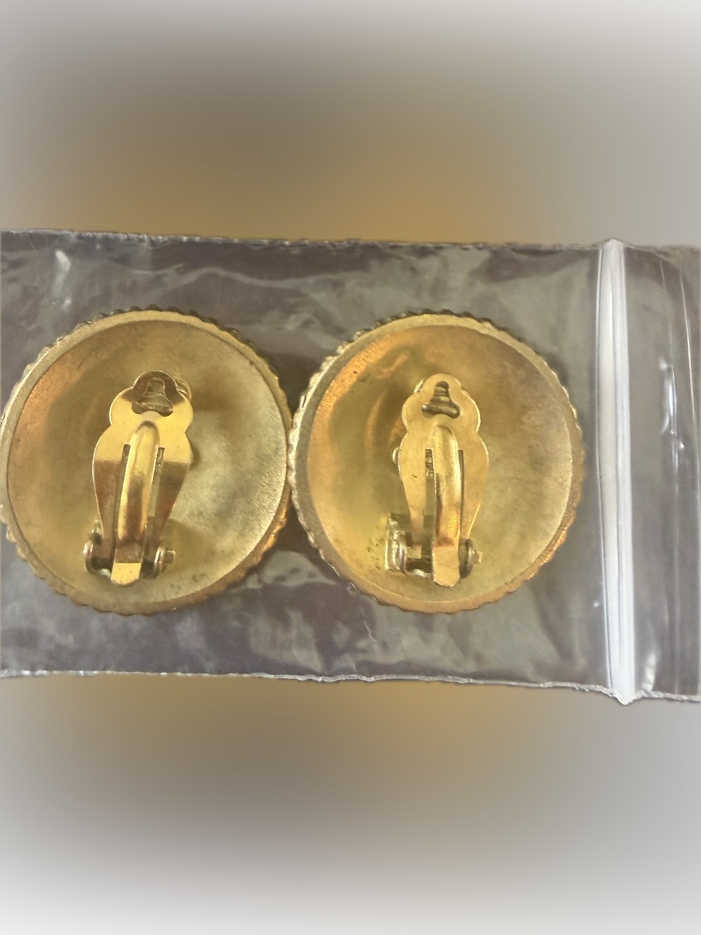 CHANEL Gold COCO large Button Earrings, clip on vintage - Picture 2 of 5